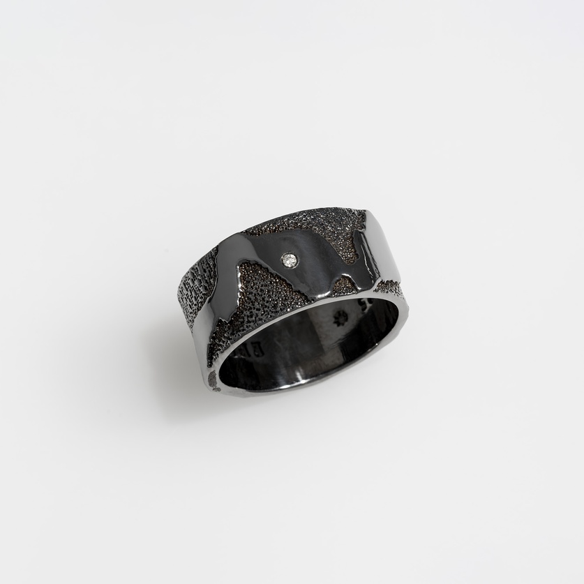 Remarkable Silver Ring with Brilliant-Cut Diamond