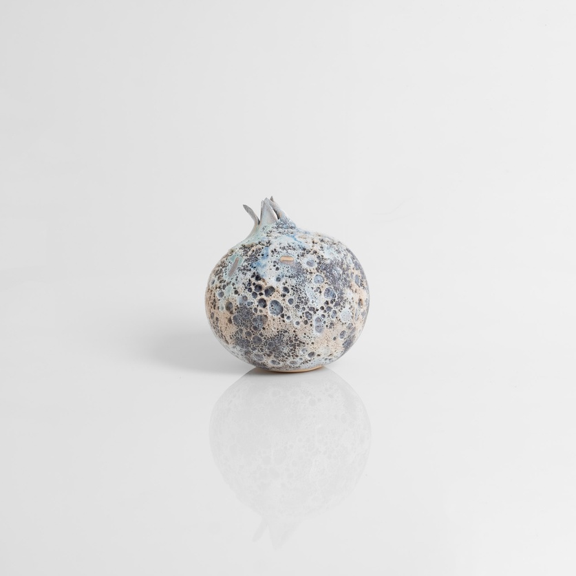 Textured ceramic pomegranate (white, light blue)