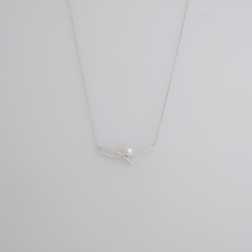 Necklace with freshwater pearl and zircon