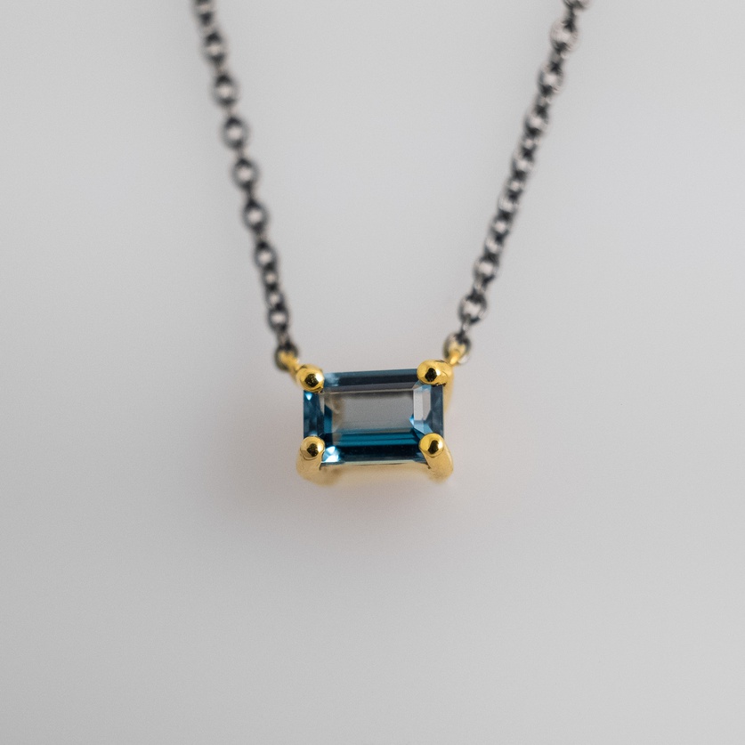 Όμορφο κολιέ σε χρυσό με μπλε topaz