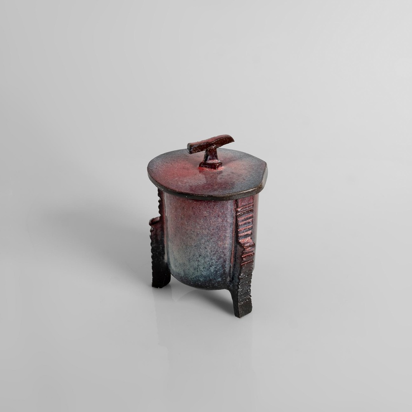 Ceramic tripod box with lid