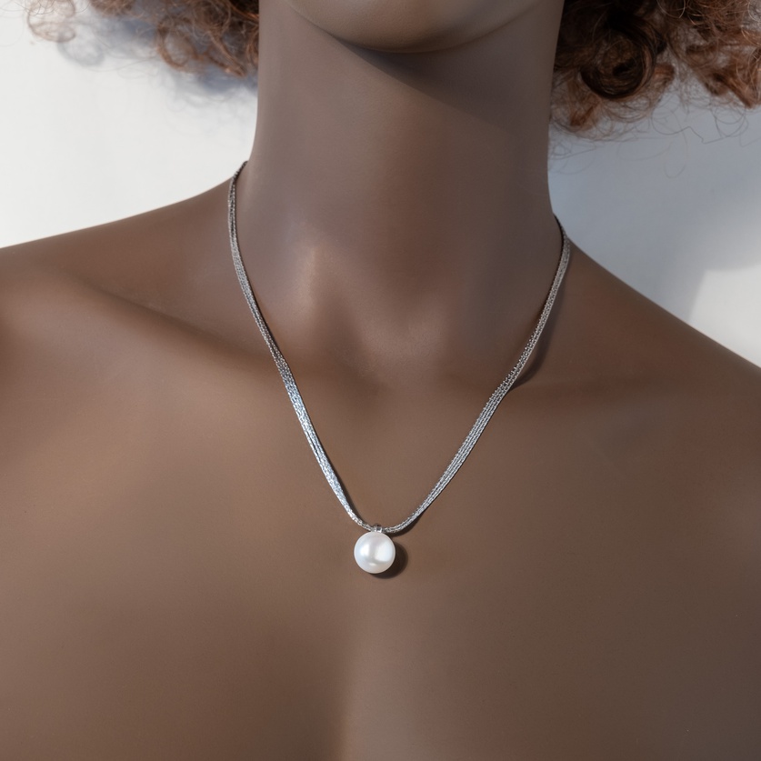 Silver necklace with freshwater pearl and quadruple chain
