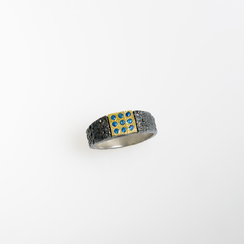 Silver ring of classical beauty with gold inlay and sapphires