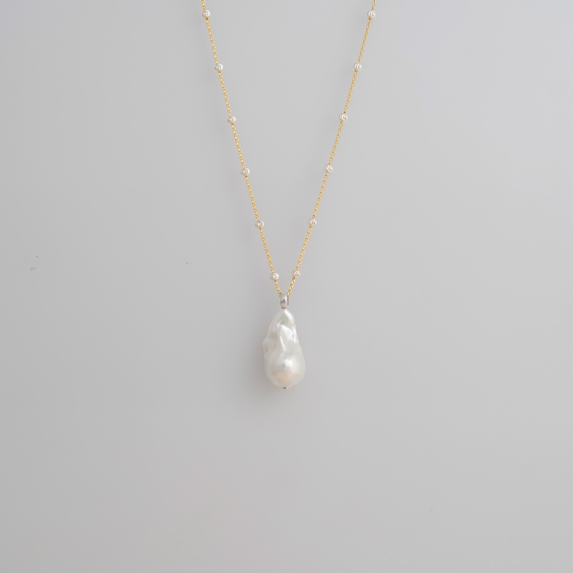 Distinctive necklace with baroque pearl