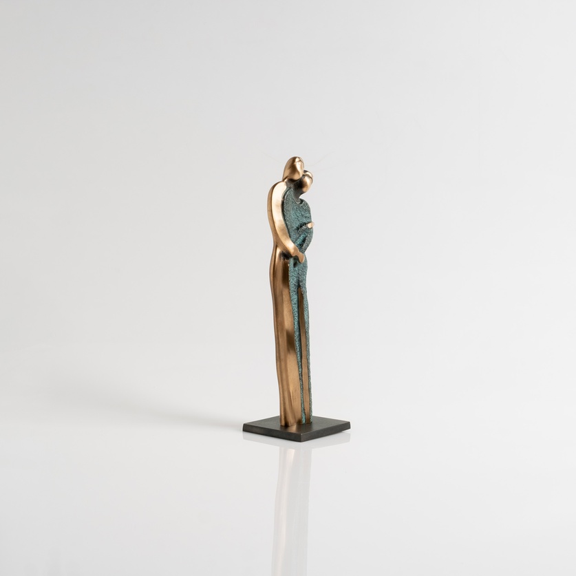 Bronze sculpture of a couple