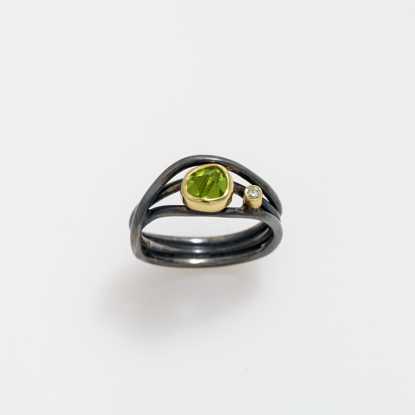 Elaborately designed ring with peridot and diamond