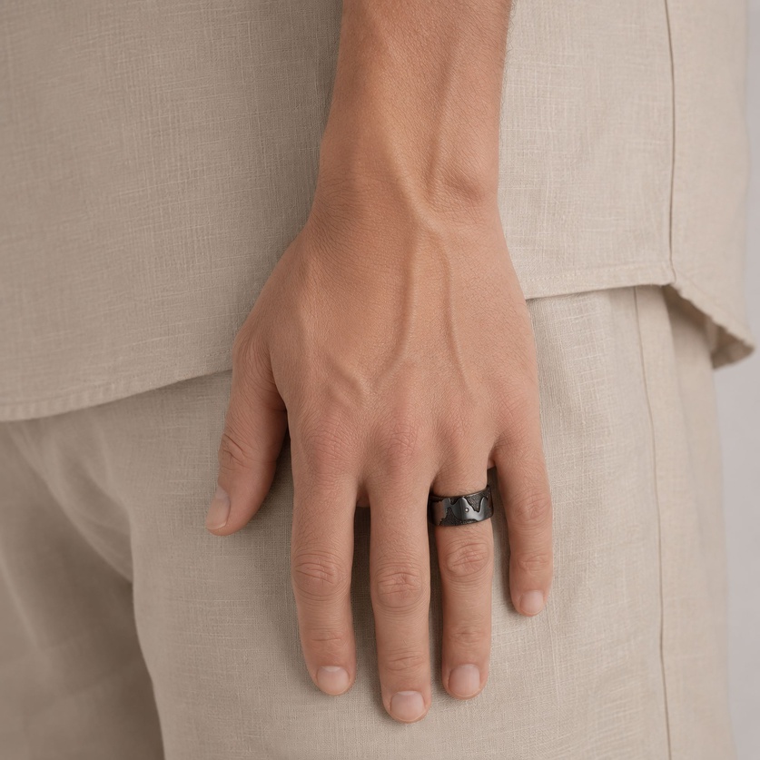 Remarkable Silver Ring with Brilliant-Cut Diamond