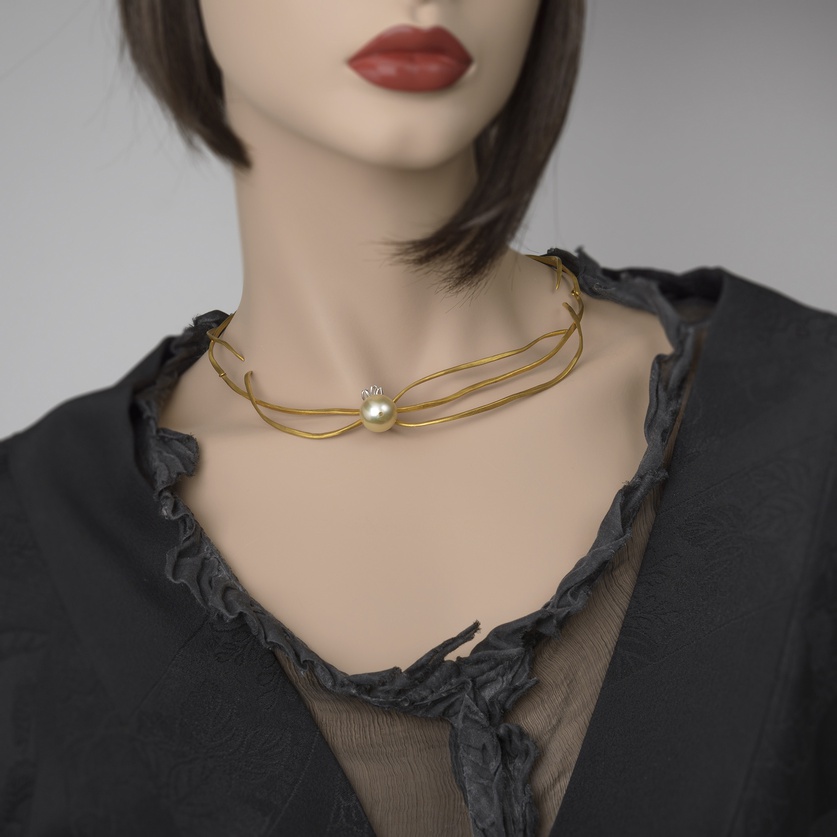 Enchanting gold necklace with South Sea pearl and diamonds