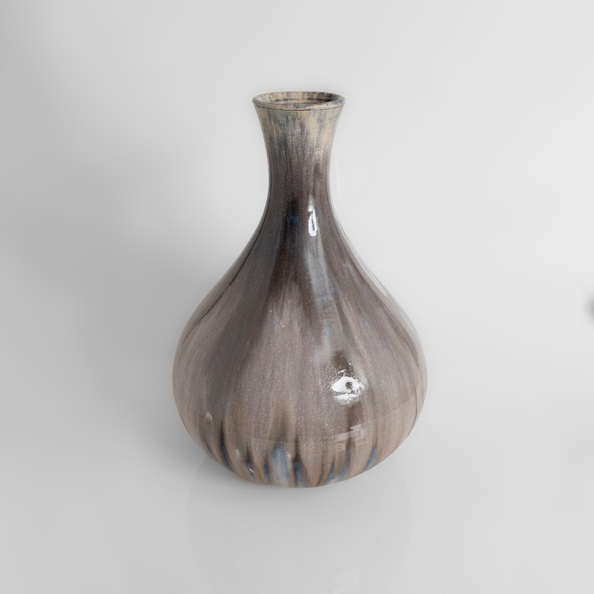 Exquisite curved vase