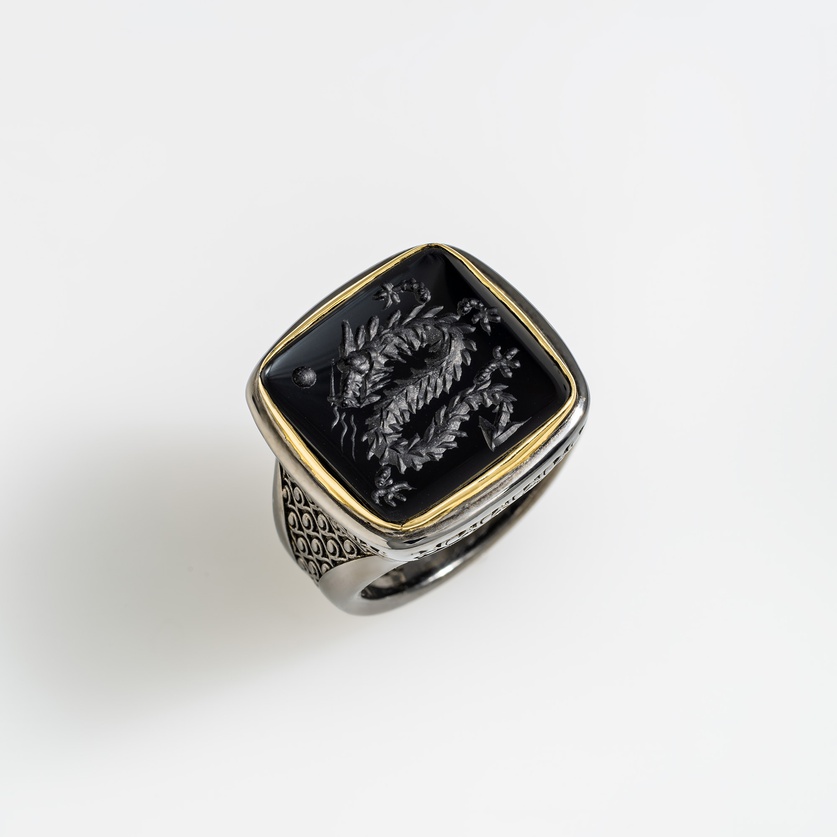 Spectacular "Dragon" Ring in Silver and Gold with Engraved Onyx