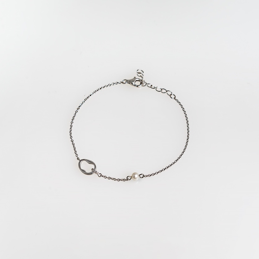 Silver bracelet with freshwater pearl