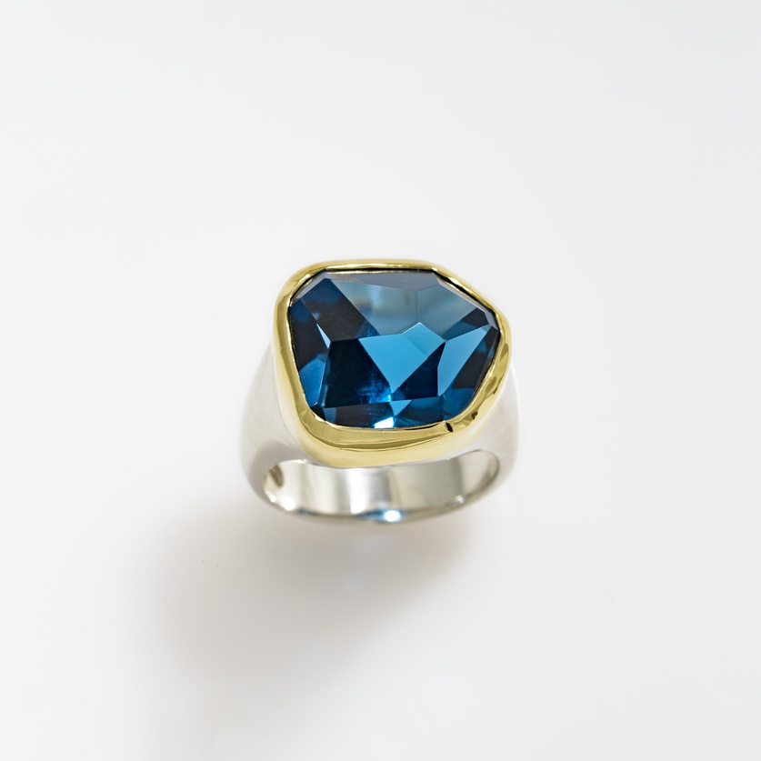 Impressive ring in silver and gold with blue topaz