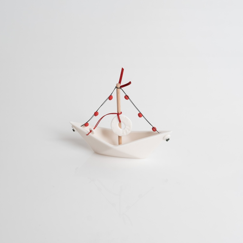 Εορταστικό καραβάκι σε άσπρο χρώμα