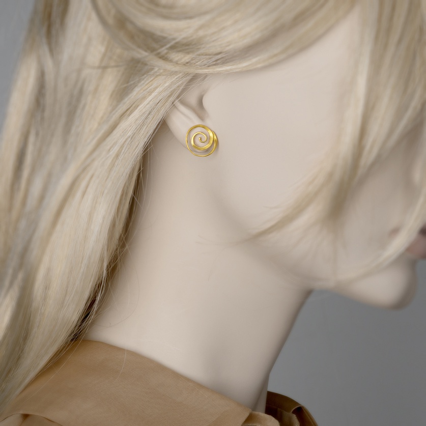 Gold stud earrings in spiral shape