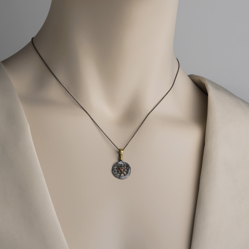 "Web" pendant in silver and details of gold inlay with ruby