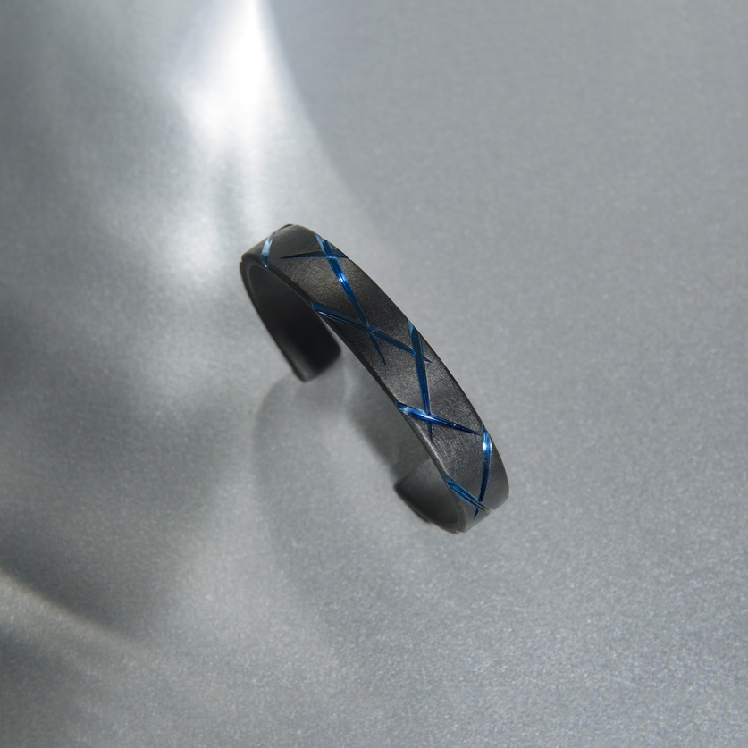 Stunning Bracelet in Black & Blue Titanium