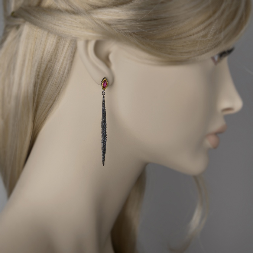 Stylish earrings in silver and gold with a red distinct ruby