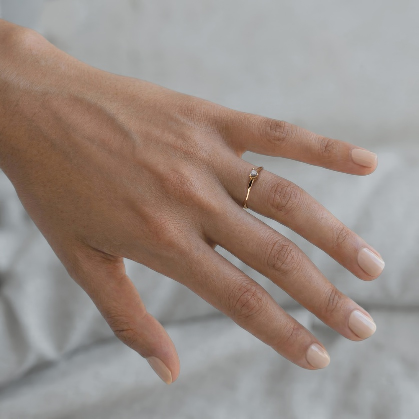 Impressive solitaire ring with a triangle diamond