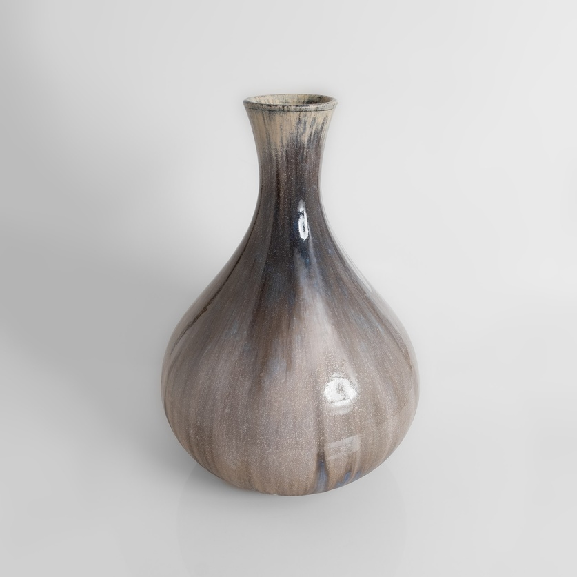 Exquisite curved vase
