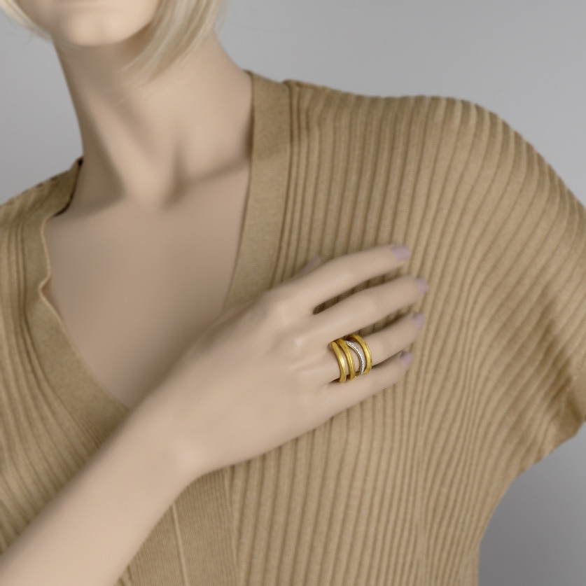 Exquisite ring in yellow and white gold with diamonds