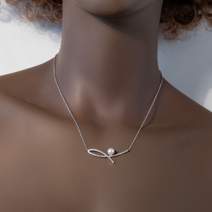 Necklace with freshwater pearl and zircon