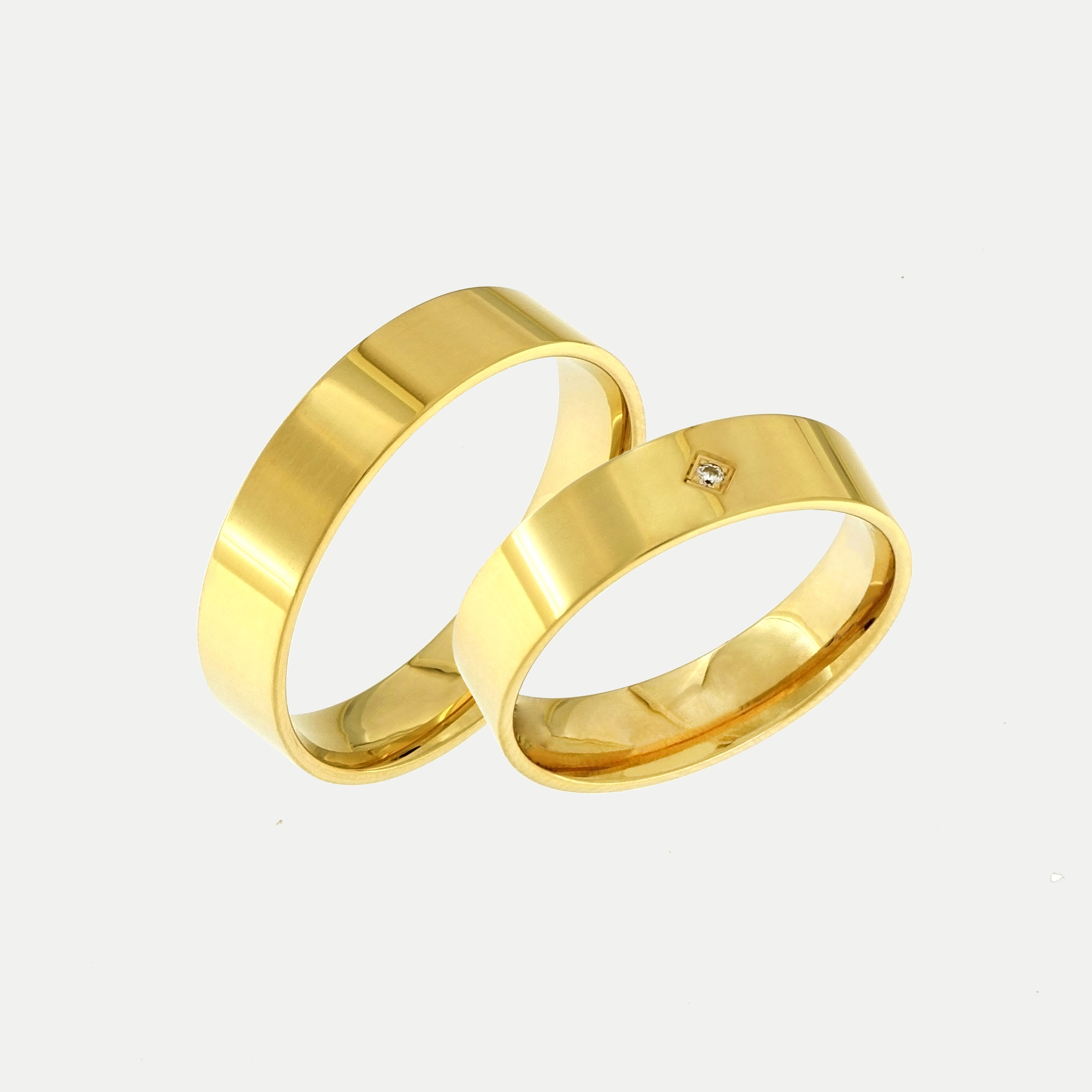 Gold wedding rings with a brilliant-cut diamond