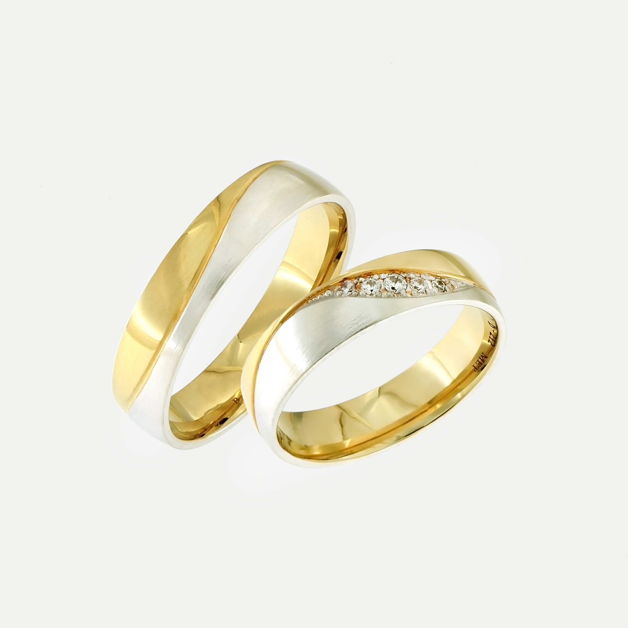 Wedding rings in yellow and white gold with a wavy design & diamonds